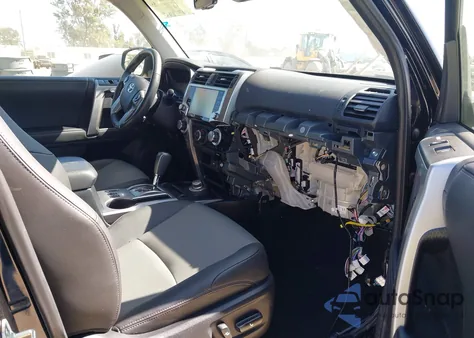 2020 Toyota 4Runner Sr5 Premium z USA, uszkodzony, nr VIN JTEBU5JR5L5795704